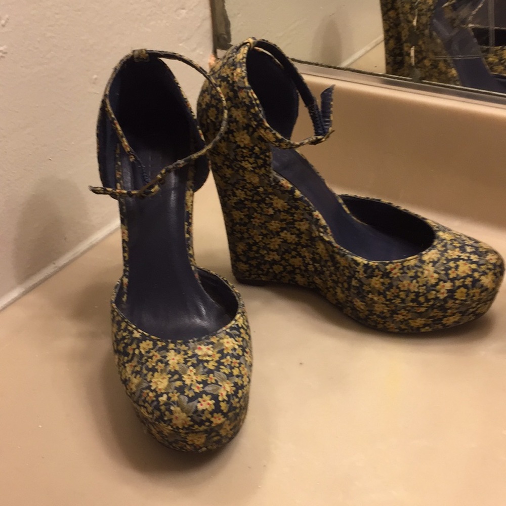 Floral print wedges